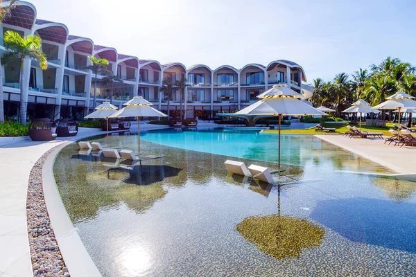 Hotel Resort Tropical Con Piscina Sombrilla Playa Suelo Baldosa Silla — Foto de Stock