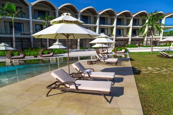 Úszómedence Luxus Trópusi Üdülőhely Panoráma Napozófedélzet Napozóágyak Relaxáló Ülések Napernyő — Stock Fotó