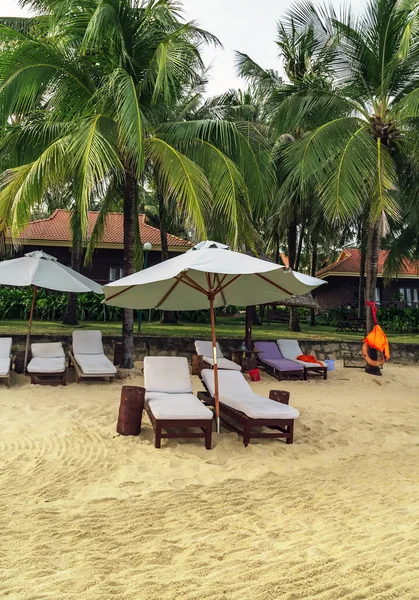 Rano Plaży Krzesła Biały Parasol Relaks Morzu Phu Quoc Wyspie — Zdjęcie stockowe
