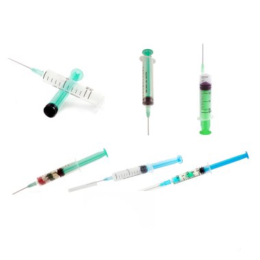 Tıbbi iğne seti beyaza izole edildi. Salgın virüsü Coronavirüs 2019-nCoV