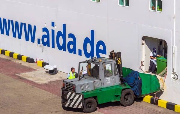 Odessa Ukraine 2013年7月22日 ウクライナのオデッサ港のマリン旅客ターミナルに係留されているAidaaura旅客豪華クルーズ船アイーダオーラの出荷ストレージ供給が表示されます — ストック写真