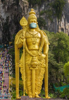Lord Murugan Heykeli 'nin koruyucu maskesi Batu Mağarası Kuala Lumpur Malezya' da. seyahat karantinası 2019-ncov corona virüsü hastalığı 2019, COVID-19 ev konseptinde kalın