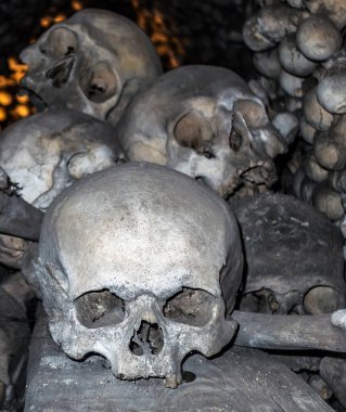 İnsan kafatasları konsept oluşturur. Çin Salgını Covid-19 virüs geçmişi