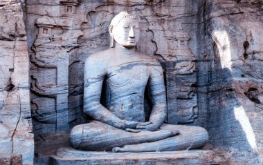 Buda heykeli Antik Gal Vihara Polonnaruwa Sri Lanka Arkeolojik Arkeoloji 'nin granit kaya oyma ve heykel sanatının yakın çekimi