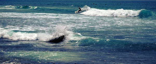 Серфингист Blue Ocean Wave Bali Indonesia Занимается Водным Спортом — стоковое фото