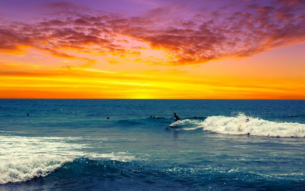 Silhuett Surfare Ridning Havsvågor Bali Indonesien Surfbräda Strand Vid Solnedgången — Stockfoto