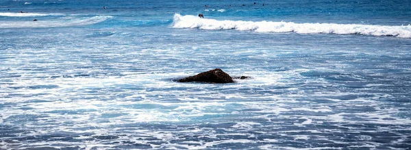 Surfista Uma Prancha Surf Água Mar Respingo Azul Transparente Surf — Fotografia de Stock