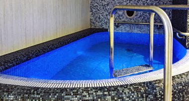 Rudas Medicinal Termal Banyo Mavi Su Jakuzisi yüzme havuzu, Budapeşte, Macaristan.