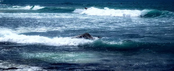 Hombre Surfista Blue Ocean Wave Bali Indonesia Clases Deportes Acuáticos —  Fotos de Stock