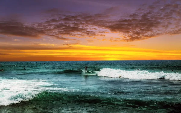 Gün Batımında Bali Endonezya Sörf Tahtasında Okyanus Dalgalarında Sörf Yapan — Stok fotoğraf