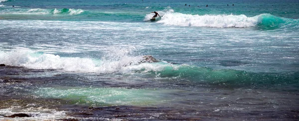 Surfer Man Blue Ocean Wave Bali Indonesia Lezioni Sport Acquatici — Foto Stock