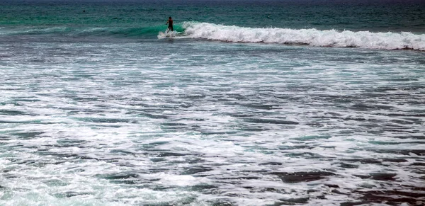 Surfista Una Tavola Surf Acqua Mare Spruzzi Blu Trasparente Surf — Foto Stock