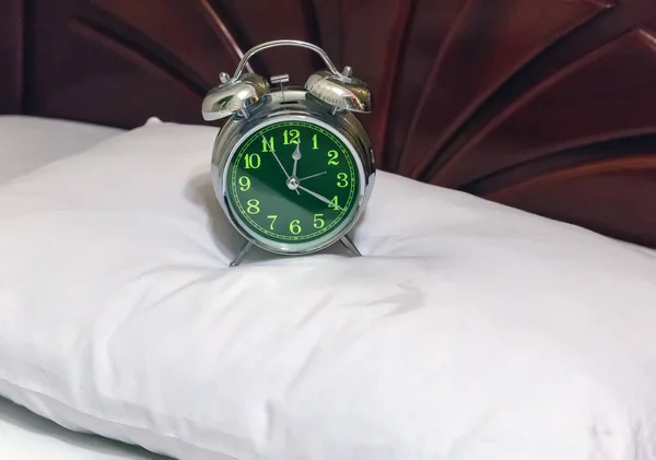 Винтажный Будильник Зеленый Крупный План Кровать Спальне — стоковое фото