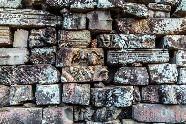 壁石の背景モザイクのテクスチャ古いカンボジアアンコールワット遺跡 — ストック写真