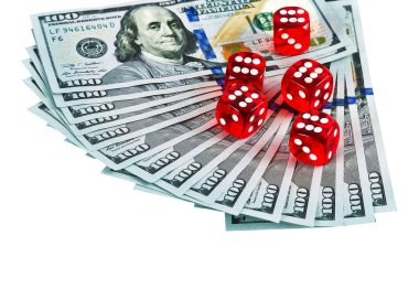 Kumarhane kırmızısı oyun zarları beyaza izole edilmiş 100 dolar değerinde. Kumarhane kumarı bir zar oyunudur..