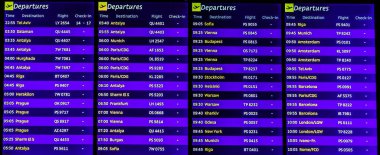 Havaalanı tabelaları. Terminal girişi veya çıkışı koyu mavi geniş ekran arkaplan