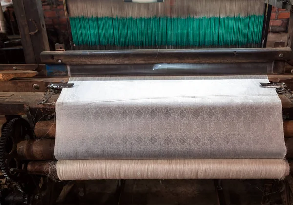 古い繊維機械を織る伝統的な絹織物が咲く 手作りの木の織機で織る絹の綿 — ストック写真