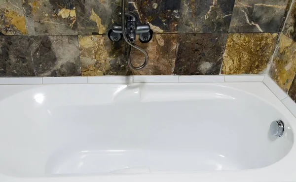 Łazienka Biały Wanna Płytki Marmur Ceramiczne Mozaika Ściany Higieny Zapobiegania — Zdjęcie stockowe