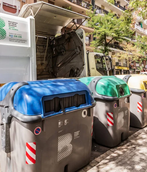 Barcelona Spain August 2012 Recycling Garbage Truck Picking Rubbish Cans — Stock Photo, Image