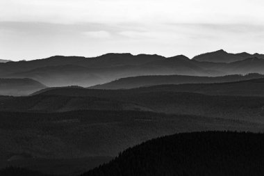 Oregon Dağları. Dağların siluetleriyle manzara