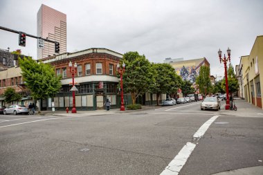 Portland şehir merkezinin Çin Mahallesi çevresindeki ünlü caddelerin manzarası  