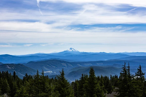 Oregonbergen. Landskap med blå silhuetter av berg — Stockfoto