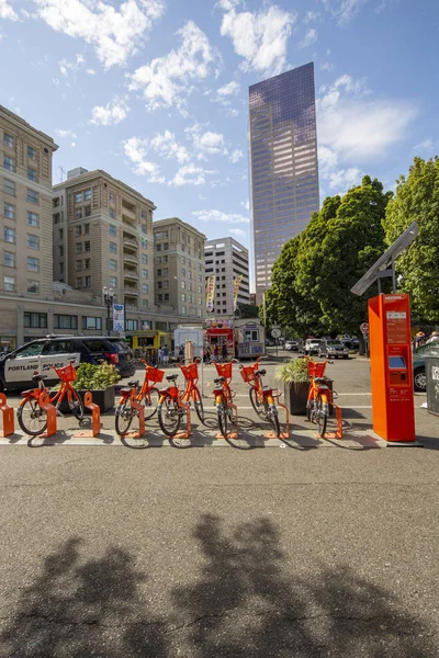 Bike sharing program Bike Town in downtown with orange bicycles — Stock Photo, Image