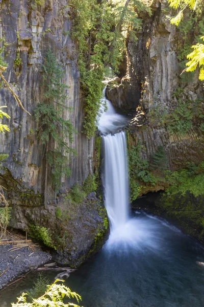 烤面包瀑布（英语：Toketee Falls）是美国俄勒冈州道格拉斯县的一个瀑布 — 图库照片