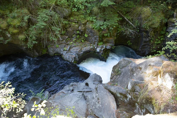 North Umpqua River sopra Toketee Falls, un'enorme cascata nella Foresta Nazionale . — Foto Stock