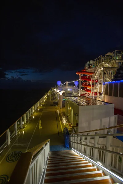 NORWEGIAN GETAWAY, États-Unis - 31 DÉCEMBRE 2017 : Le pont supérieur avec — Photo