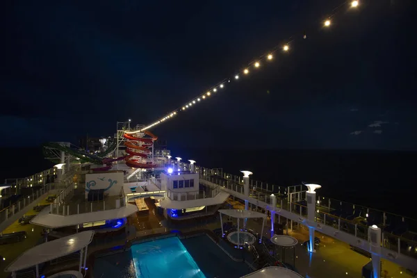 NORWEGIAN GETAWAY, États-Unis - 31 DÉCEMBRE 2017 : Le pont supérieur avec — Photo