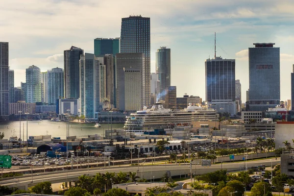 Miami, USA - Desember 31, 2017: Přístav Miami s plavbou — Stock fotografie