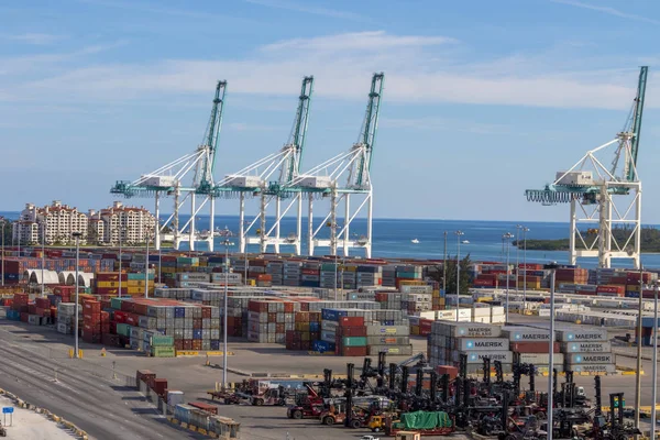 Miami, Florida / Usa - Desember 24, 2017: Lastcontainerfartyg e — Stockfoto