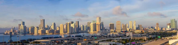 MIAMI, États-Unis - 31 DÉCEMBRE 2017 : Le port de Miami avec croisière s — Photo