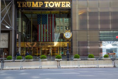 NEW YORK, New York -17 Nisan 2020 - Cumhuriyetçi başkan Donald J. Trump 'ın evi olan New York' taki Beşinci Cadde 'deki Trump Tower binasının manzarası