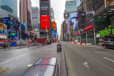 - Manhattan. New York / ABD - 17 Nisan 2020: Covid-19 salgını sırasında New York 'un boş sokakları 42. sokak Times Meydanı' nda