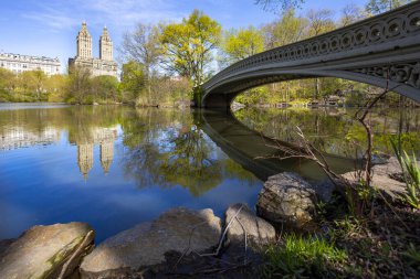 Bahar güneşli bir günde Central Park 'ta köprü. Manhattan