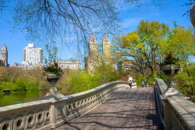 Manhattan, New York, USA- 4 / 17 / 20: Merkez Par 'da koronavirüs sırasında insanlar