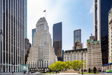 NEW YORK CITY - 17 Nisan 2020 'de New York' taki Grand Army Plaza. Grand Army Plaza, Central Park 'ın güney ve beşinci caddelerinin kesiştiği yerde Manhattan' daki Plaza Hotel 'in önünde yer almaktadır..