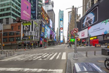 - Manhattan. New York / ABD - 17 Nisan 2020: Covid-19 salgını sırasında New York 'un boş sokakları 42. sokak Times Meydanı' nda