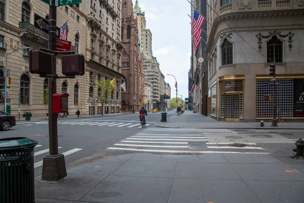 コロナウイルスの影響 空のミッドタウン通りニューヨーク 202年4月 — ストック写真