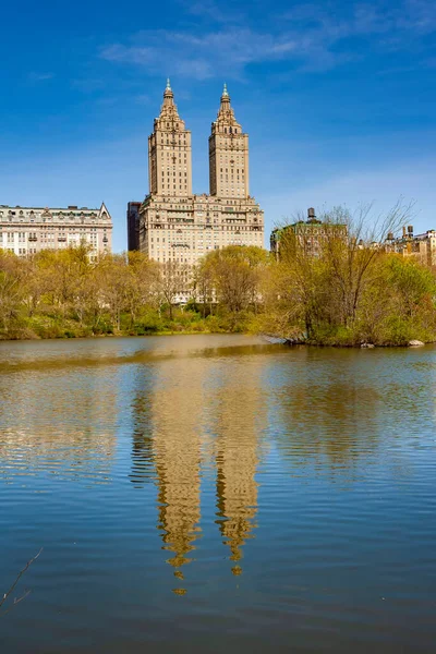 San Remo Lake Nähtiin Central Parkissa Manhattanilla New Yorkissa — kuvapankkivalokuva