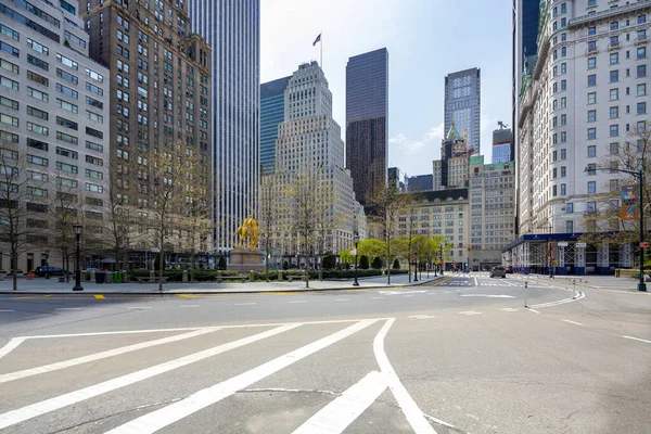 ニューヨーク市 2020年4月17日ニューヨーク大陸軍広場 グランド アーミー プラザは マンハッタンのプラザ ホテルの前にあるセントラル パーク サウスと5番街の交差点にある — ストック写真
