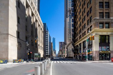 New York, New York / ABD - 2 Mayıs 2020: Coronavirus çarpması, Manhattan 'da şehir merkezinin boş sokakları.