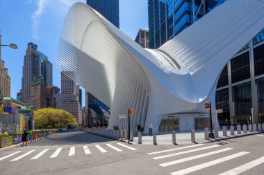 New York, ABD - 2 Mayıs 2020: Santiago Calatrava tarafından tasarlanan Dünya Ticaret Merkezi Ulaşım Merkezi ya da Oculus 'un Finans Bölgesi mimarı