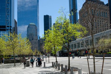 New York, New York, ABD - 2 Mayıs 2020: Aşağı Manhattan 'daki Dünya Ticaret Merkezi kompleksinin görüntüsü.