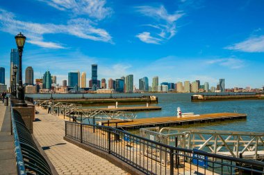 New York, ABD - 2 Mayıs 2020: Brookfield Place 'de North Cove Marina ve New Jersey arka planda