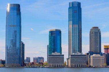 Hudson Nehri üzerinde gökdelenleri olan Jersey City gökdelenleri New York City Manhattan 'dan izleniyor.