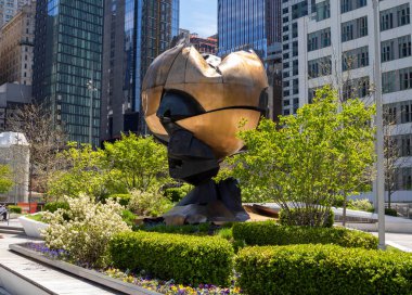 NEW YORK - 2 Mayıs 2020: The Sphere, 11 Eylül saldırılarından sonra İkiz Kulelerin yıkıntılarından kurtarıldı. Küre, Alman heykeltıraş Fritz Koenig 'in büyük bir metalik heykelidir..