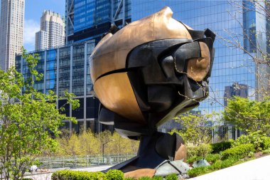 NEW YORK - 2 Mayıs 2020: The Sphere, 11 Eylül saldırılarından sonra İkiz Kulelerin yıkıntılarından kurtarıldı. Küre, Alman heykeltıraş Fritz Koenig 'in büyük bir metalik heykelidir..